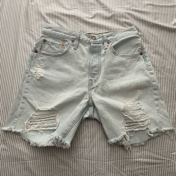GUC Women’s Levi Shorts - Picture 3 of 4